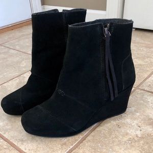 Toms Desrhi black wedge bootie size 9